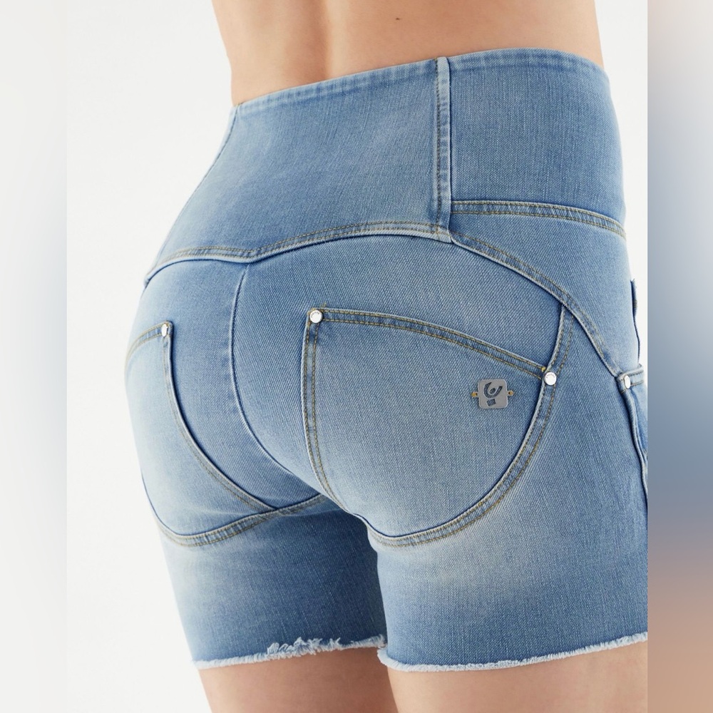 FREDDY Shorts Push Up WR.up High Waist Denim
Shuttle Size Small